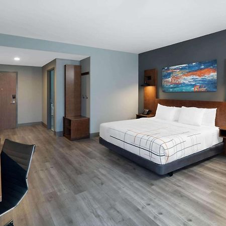 La Quinta Inn & Suites By Wyndham Louisville Ne - Old Henry Rd Eksteriør billede