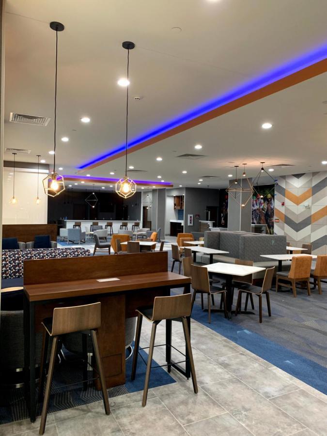 La Quinta Inn & Suites By Wyndham Louisville Ne - Old Henry Rd Eksteriør billede