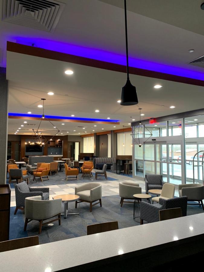 La Quinta Inn & Suites By Wyndham Louisville Ne - Old Henry Rd Eksteriør billede