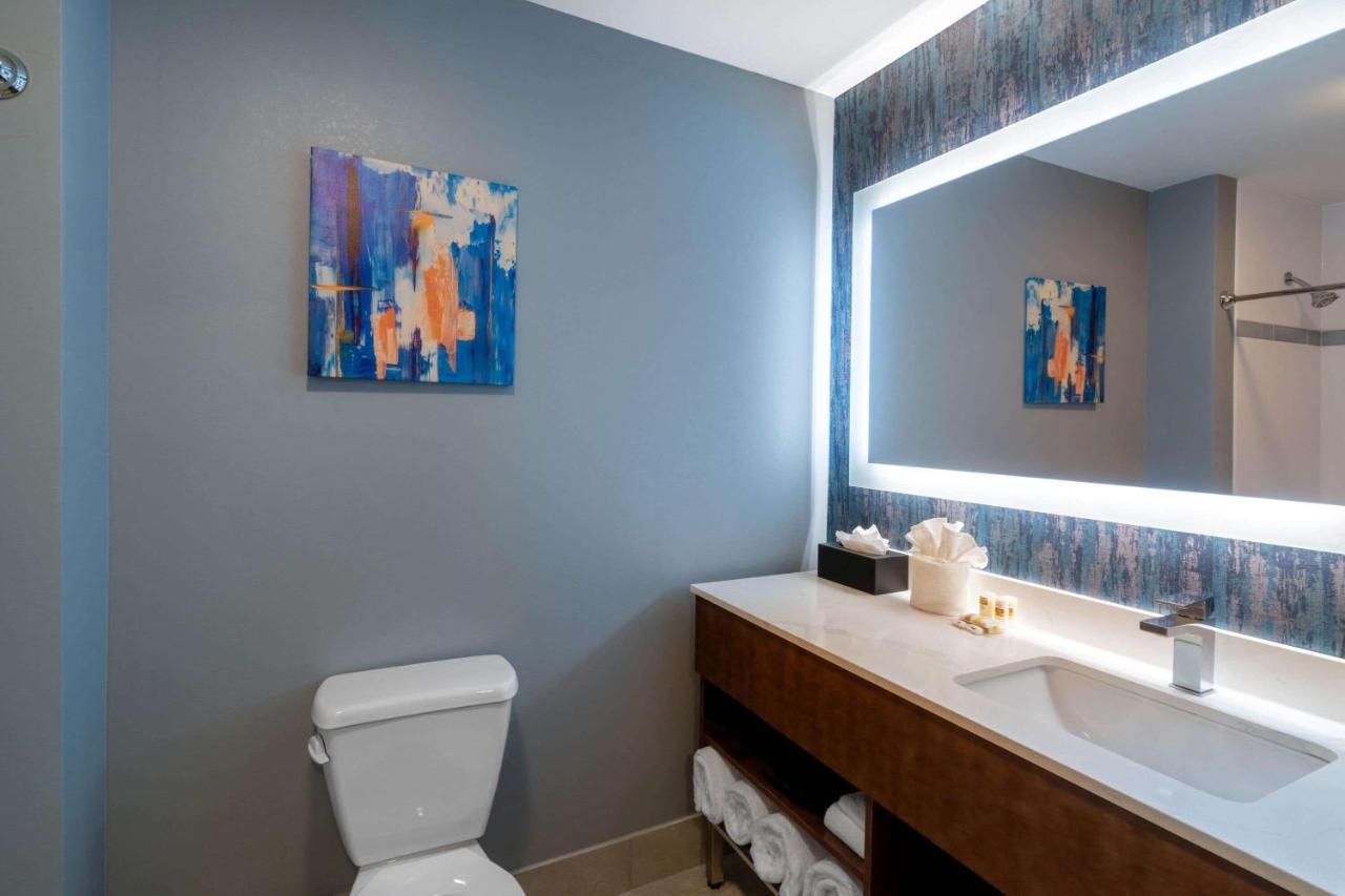 La Quinta Inn & Suites By Wyndham Louisville Ne - Old Henry Rd Eksteriør billede