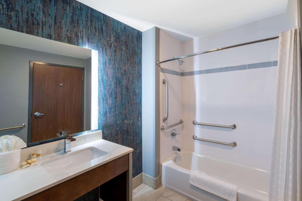La Quinta Inn & Suites By Wyndham Louisville Ne - Old Henry Rd Eksteriør billede