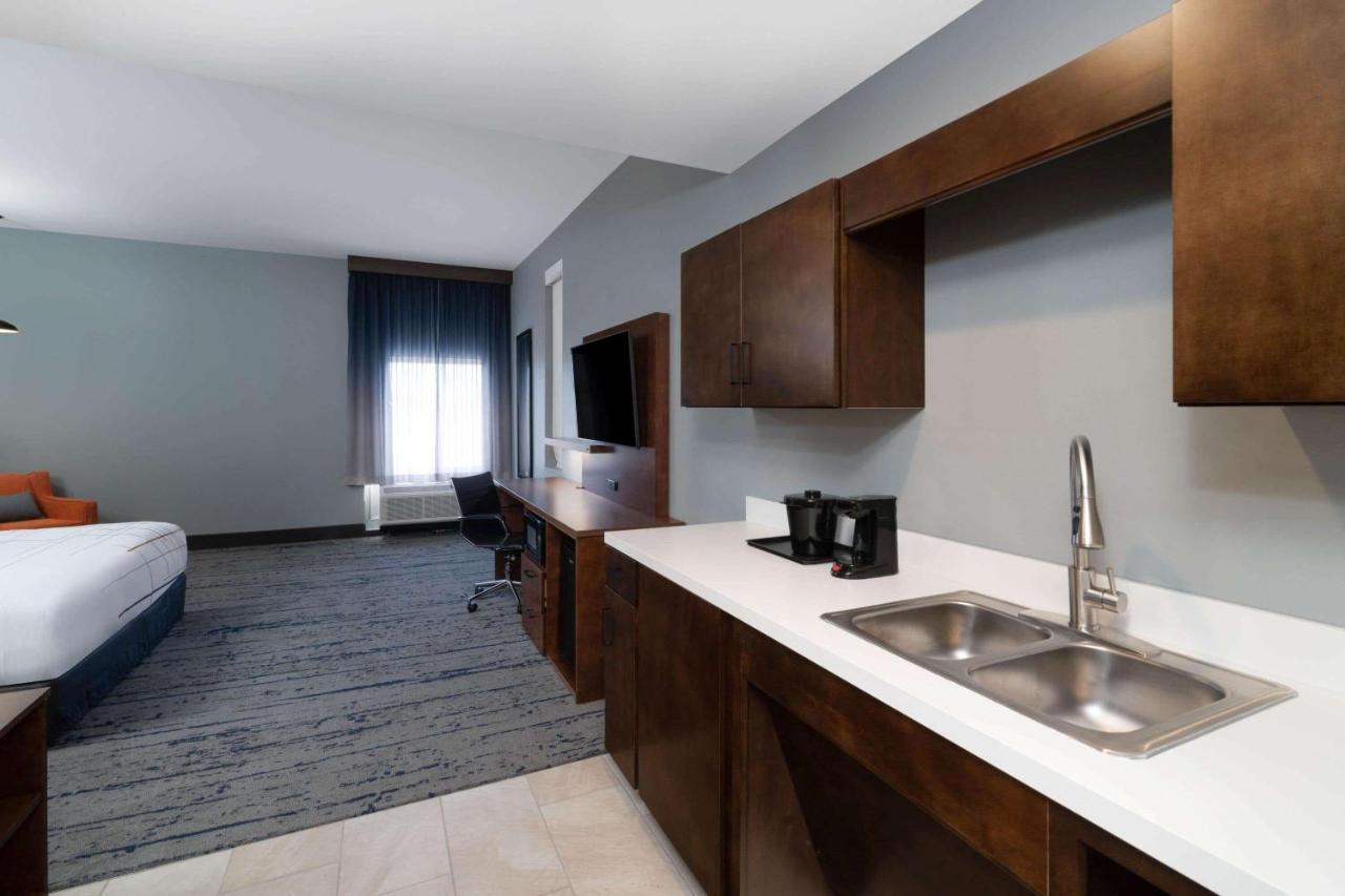 La Quinta Inn & Suites By Wyndham Louisville Ne - Old Henry Rd Eksteriør billede