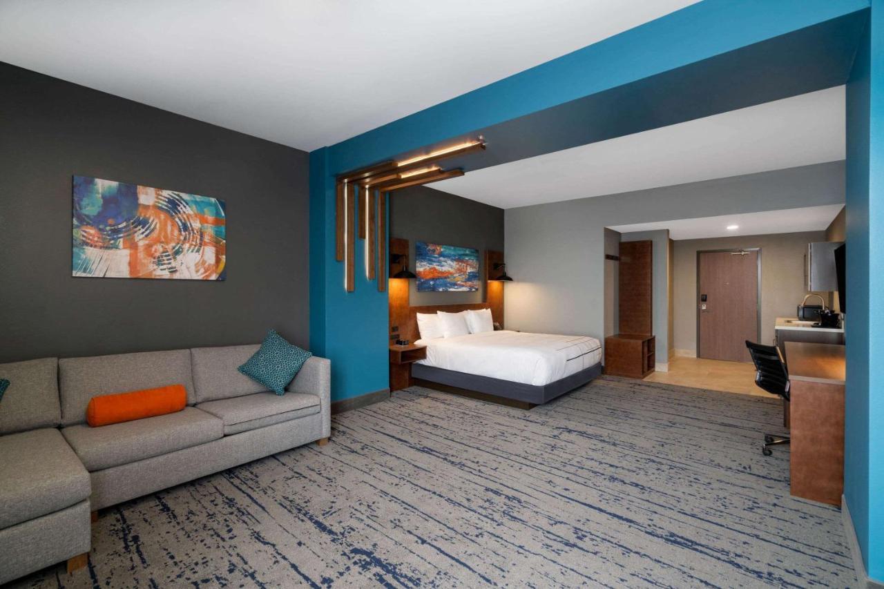 La Quinta Inn & Suites By Wyndham Louisville Ne - Old Henry Rd Eksteriør billede