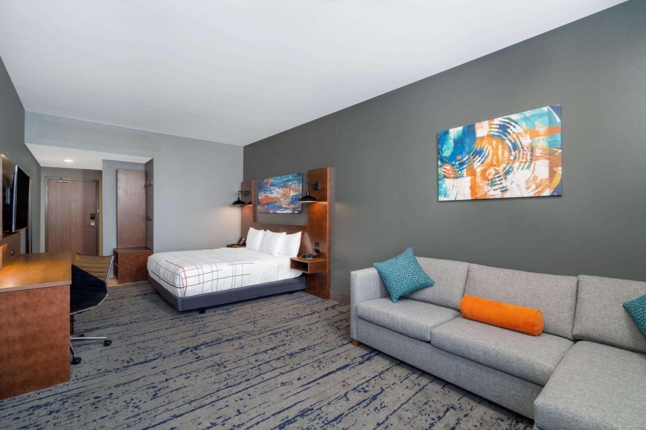La Quinta Inn & Suites By Wyndham Louisville Ne - Old Henry Rd Eksteriør billede