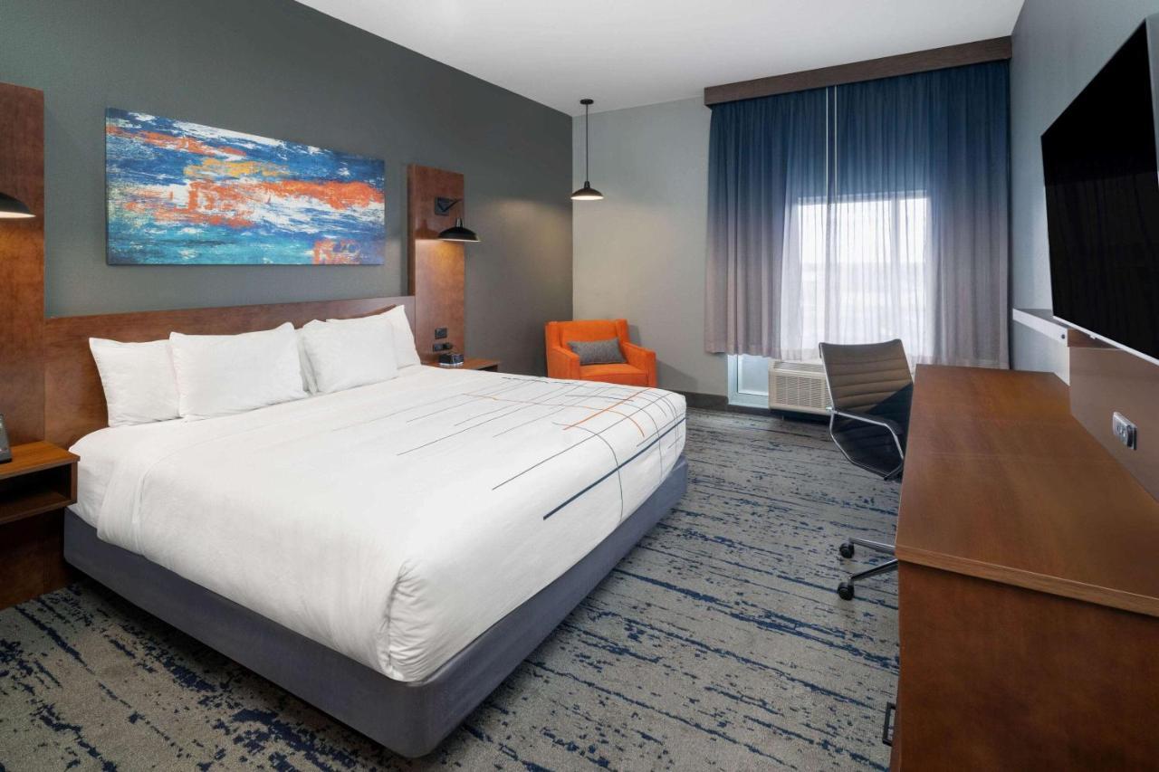 La Quinta Inn & Suites By Wyndham Louisville Ne - Old Henry Rd Eksteriør billede