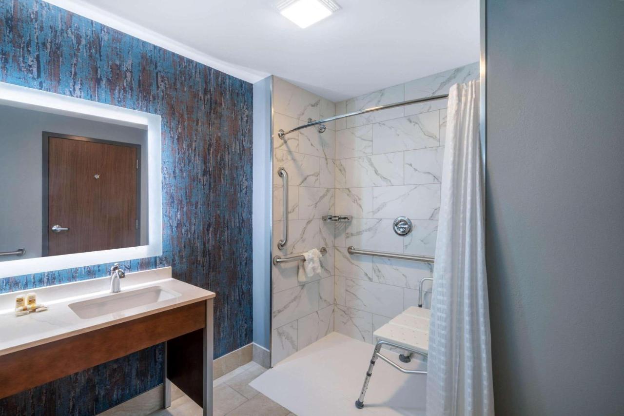 La Quinta Inn & Suites By Wyndham Louisville Ne - Old Henry Rd Eksteriør billede