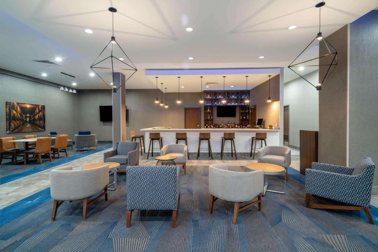 La Quinta Inn & Suites By Wyndham Louisville Ne - Old Henry Rd Eksteriør billede